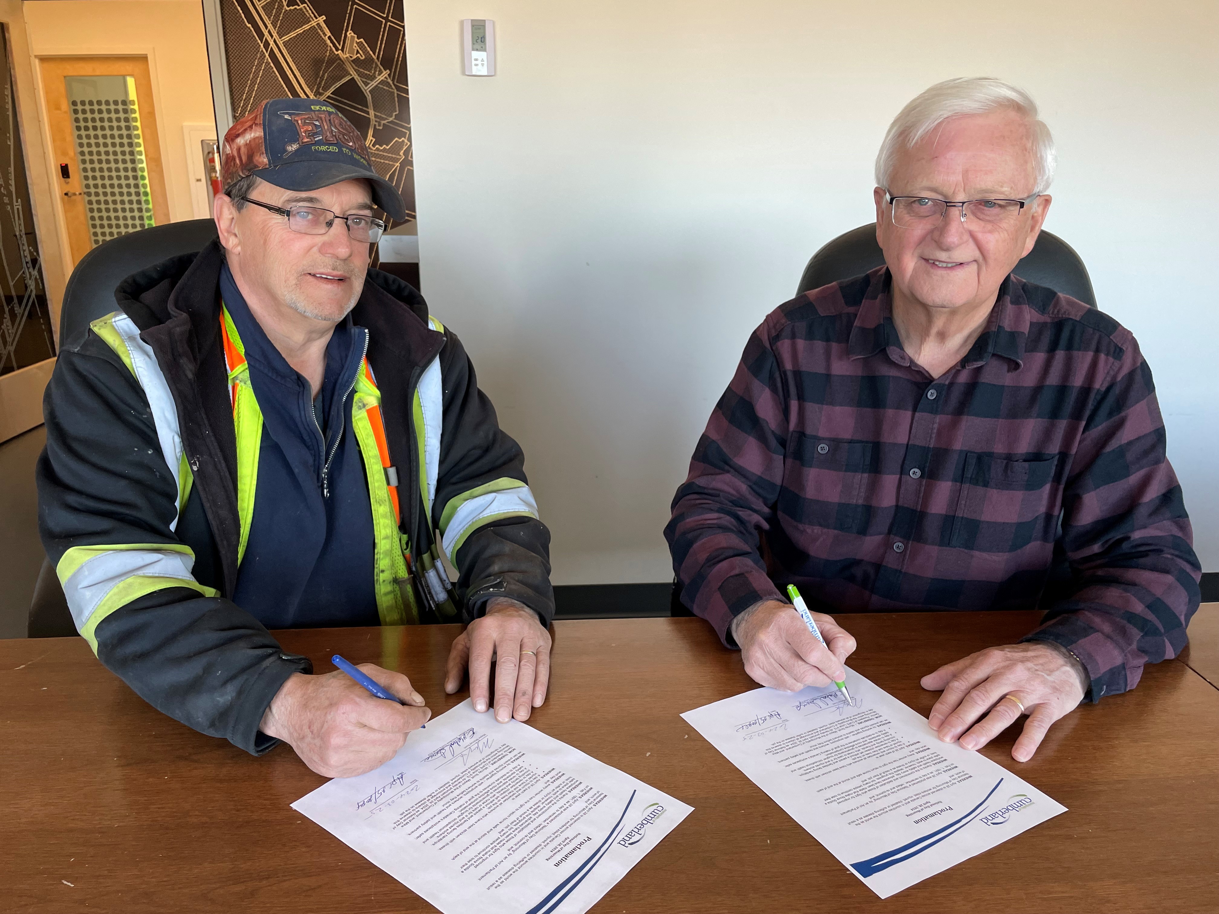 CUPE Local 919 president Mike Gerrior and Mayor Murray Scott sign a proclamation declaring April 28 as a Day of Mourning.