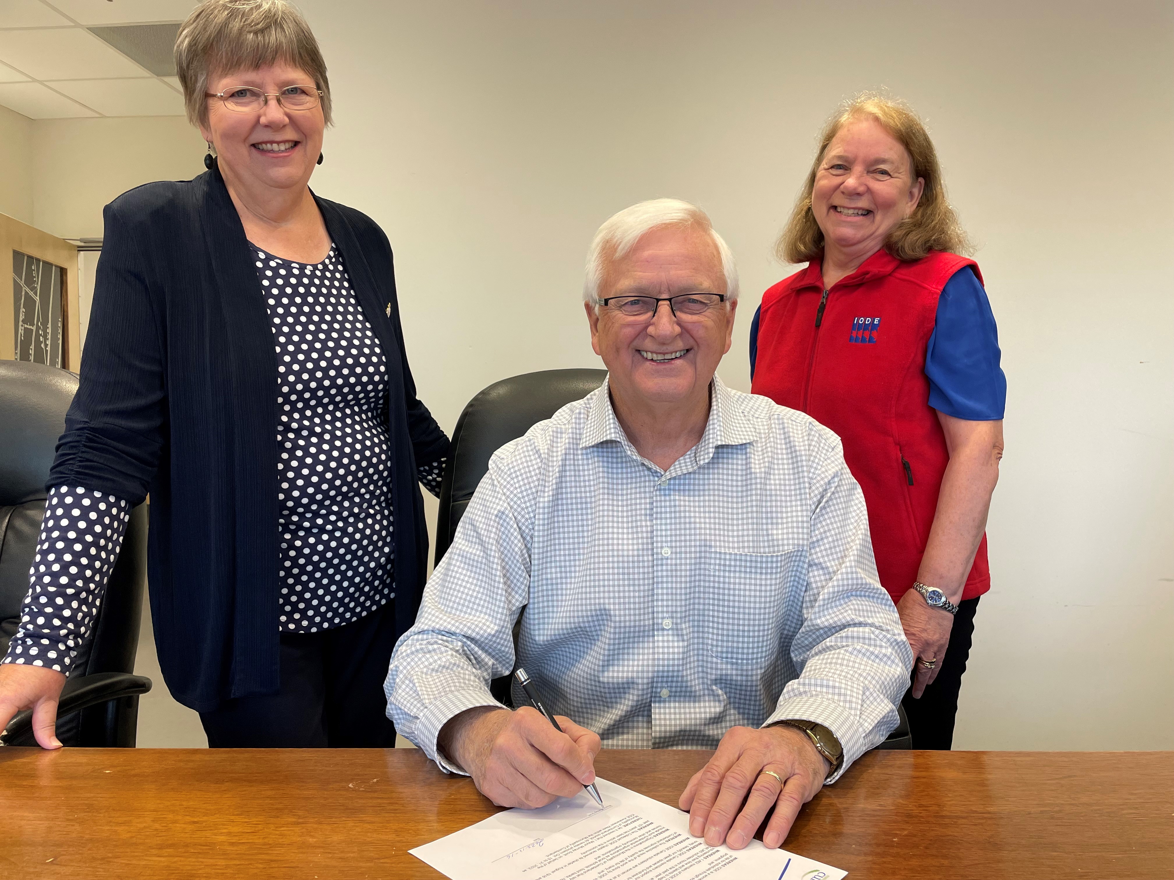 Municipality of Cumberland Mayor Murray Scott signs a proclamation declaring the week of Oct. 15 to 21, 2023, as IODE Awareness Week within the Municipality of Cumberland. The Cobequid Chapter of the IODE is one of three chapters in Cumberland County. It received its charter in August 1916 and for the past 107 years has been very active in the community supporting children, feeding the hungry, comforting the lonely, greening the community and fundraising for various charitable causes. Looking on as Mayor Scott signs the proclamation are chapter president Kathy Kurchak (left) and communications officer Linda Scott. Darrell Cole – Municipality of Cumberland photo